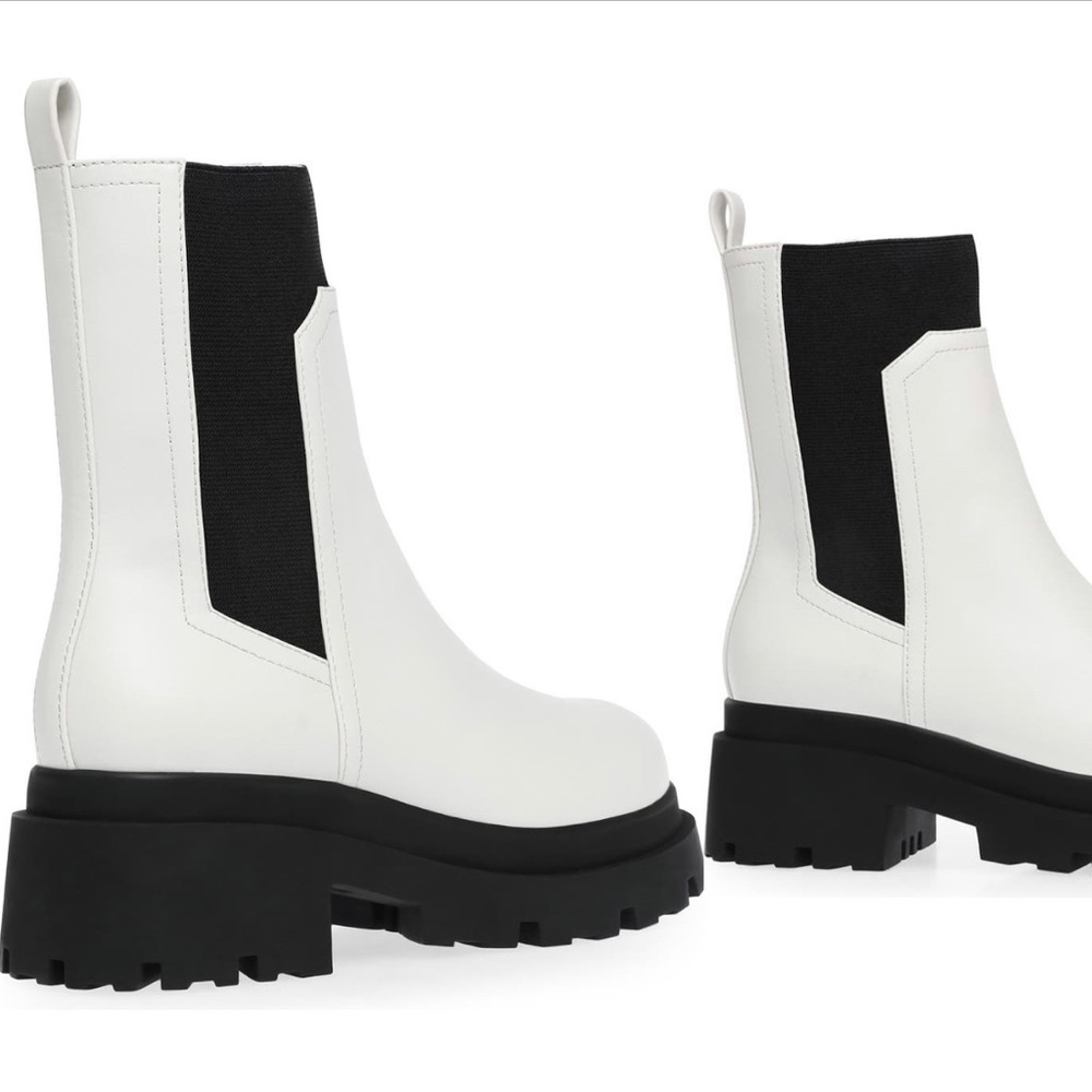 DV Dolce Vita Lug Sole
Chelsea Boots Size 9.5 Shors white black
